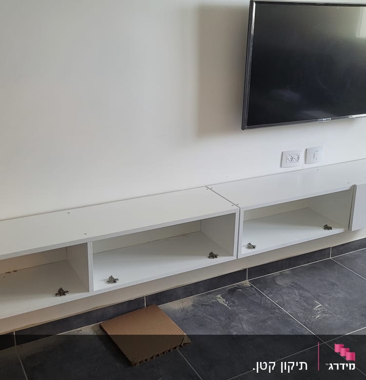 ארון לבן מותקן על קיר עם טלוויזיה תלויה